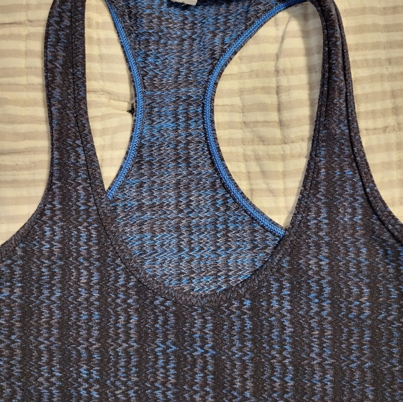 Lululemon tank size 6 - Picture 2 of 4